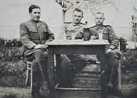 Илларионов В.У. – справа -  с фронтовыми друзьями. Награжден 2 медалями «За боевые заслуги».