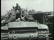 На броне танка бойцы читают газеты. Лето 1942 г. Валуйки