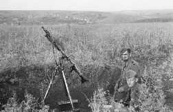 Расчет немецкого пулемета MG-34 на зенитной треноге Dreibein 34 в окопе недалеко от белгородского села, 1943 год. Источник: http://waralbum.ru.