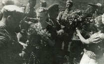 Жители освобожденного населенного пункта приветствуют бойцов 305-й Белгородской стрелковой дивизии. 1943 год (ГАБО)