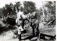 Командир благодарит пулемётчика. Валуйки, май 1943 года.