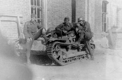 Венгерские солдаты на трофейном французском многоцелевом транспортере «Рено» UE (Renault UE) в Новом Осколе, 1942 год. Источник: http://waralbum.ru.