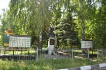  Братская могила 24 советских воинов,  погибших в  боях с фашистскими захватчиками. Село Чуево, Губкинский городской округ.