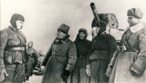 Генерал-майор П.С. Рыбалко среди танкистов 3-й танковой армии под Прохоровкой. Зима 1943 года.(ГАБО)
