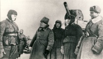 Генерал-майор П.С. Рыбалко среди танкистов 3-й танковой армии под Прохоровкой. Зима 1943 года.(ГАБО)