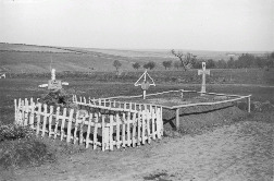 Три могилы немецких военнослужащих севернее Томаровки, 1943 год. Источник: http://waralbum.ru.