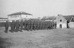 Строй венгерских солдат на фоне здания тюрьмы для партизан в Новом Осколе, 1942 год. Источник: http://waralbum.ru.