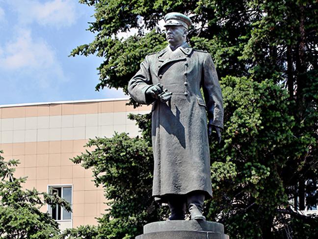 pamiatnik_generalu_apanasenko_v_belgorode_foto_vladimira_iurchenko.jpg__650x486_q75_subsampling-2_upscale.jpg